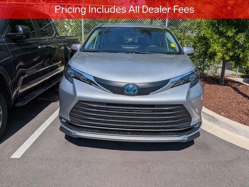 Celestial Silver Metallic 2025 Toyota Sienna XLE