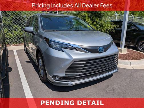 Celestial Silver Metallic 2025 Toyota Sienna XLE