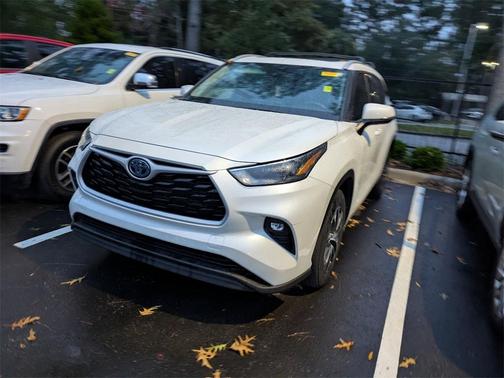 2022 Toyota Highlander Hybrid XLE