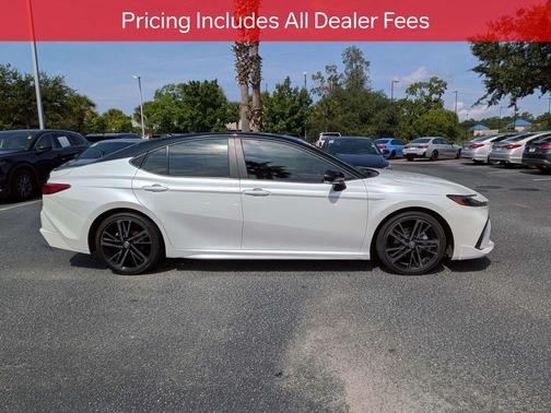 Wind Chill Pearl/Midnight Black Metallic 2025 Toyota Camry XSE