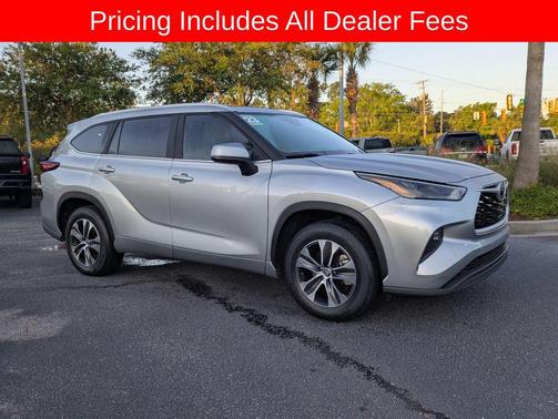 Celestial Silver Metallic 2023 Toyota Highlander XLE