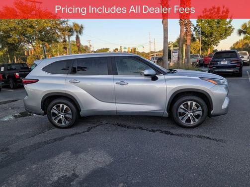 Celestial Silver Metallic 2023 Toyota Highlander XLE