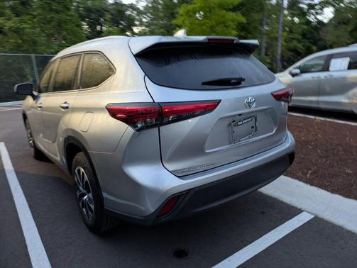 Celestial Silver Metallic 2023 Toyota Highlander XLE