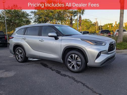 Celestial Silver Metallic 2023 Toyota Highlander XLE