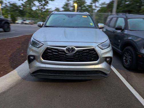 Celestial Silver Metallic 2023 Toyota Highlander XLE