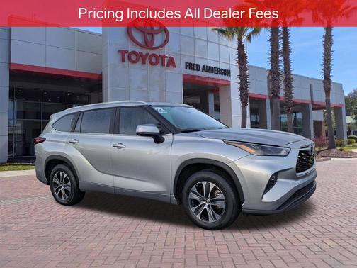 Celestial Silver Metallic 2023 Toyota Highlander XLE