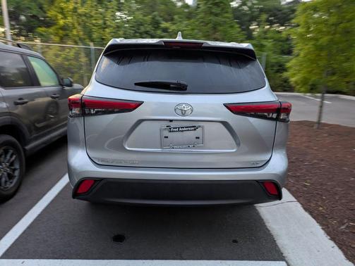 Celestial Silver Metallic 2023 Toyota Highlander XLE