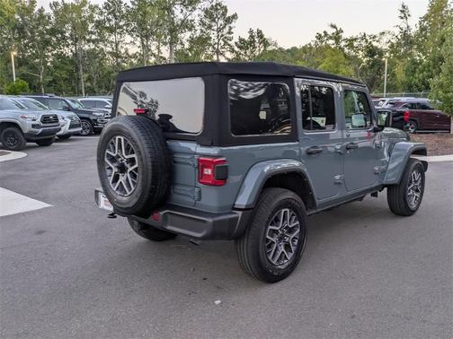 2024 Jeep Wrangler 4-Door Sahara 4x4