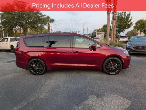 Velvet Red Pearlcoat 2022 Chrysler Pacifica Touring L
