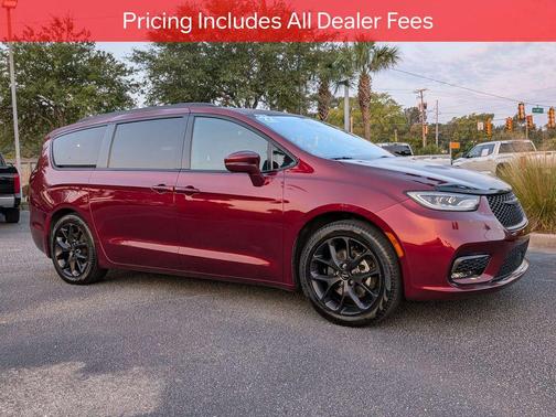 Velvet Red Pearlcoat 2022 Chrysler Pacifica Touring L