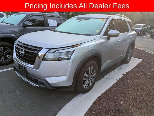 Brilliant Silver Metallic 2023 Nissan Pathfinder SL 4WD