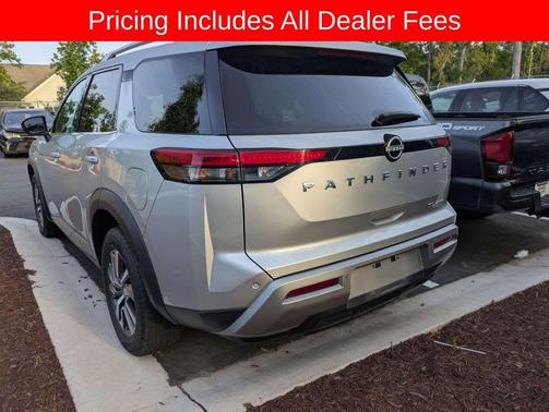 Brilliant Silver Metallic 2023 Nissan Pathfinder SL 4WD