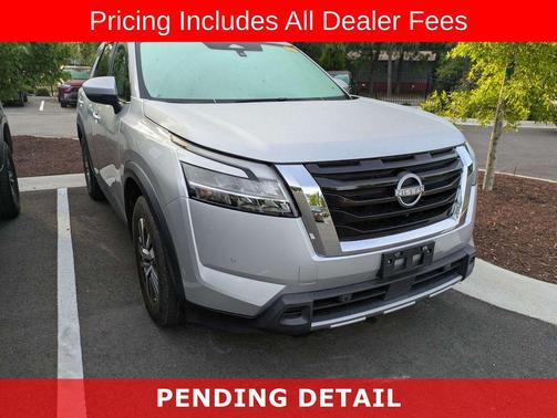Brilliant Silver Metallic 2023 Nissan Pathfinder SL 4WD