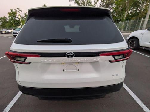 Wind Chill Pearl 2026 Toyota Grand Highlander XLE