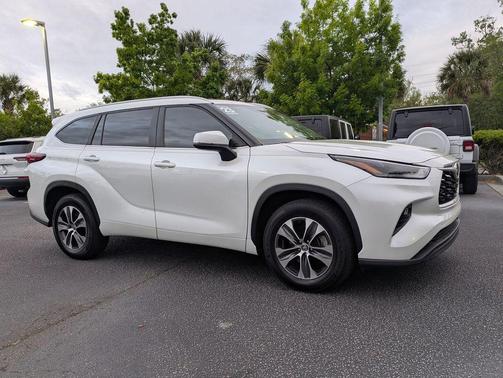 Wind Chill Pearl 2023 Toyota Highlander XLE