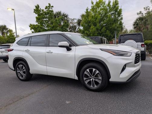 Wind Chill Pearl 2023 Toyota Highlander XLE