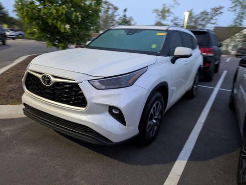 Wind Chill Pearl 2023 Toyota Highlander XLE