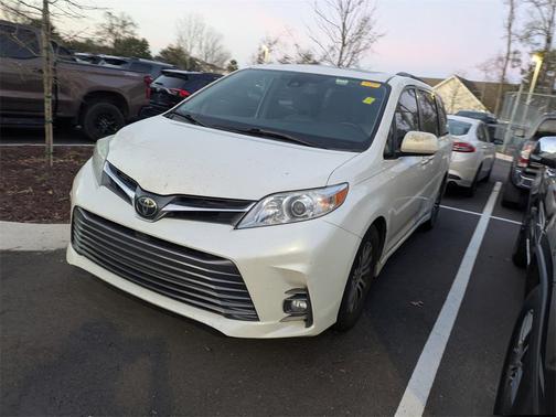 2020 Toyota Sienna XLE