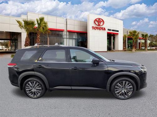 2023 Nissan Pathfinder SL 4WD