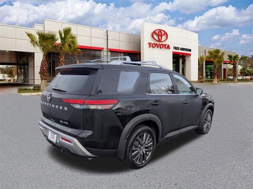 2023 Nissan Pathfinder SL 4WD