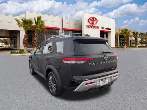 2023 Nissan Pathfinder SL 4WD
