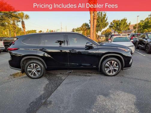 Midnight Black Metallic 2021 Toyota Highlander Hybrid XLE