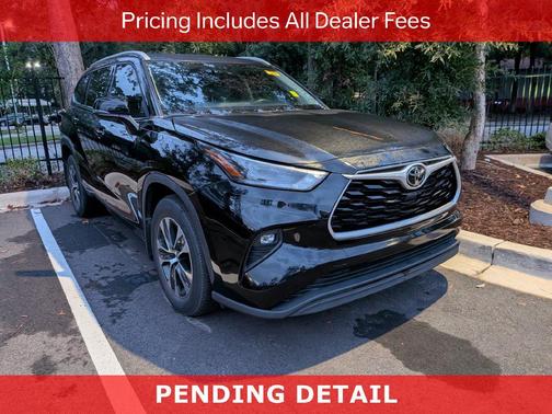 Midnight Black Metallic 2022 Toyota Highlander XLE