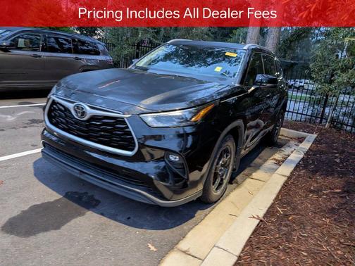 Midnight Black Metallic 2022 Toyota Highlander XLE