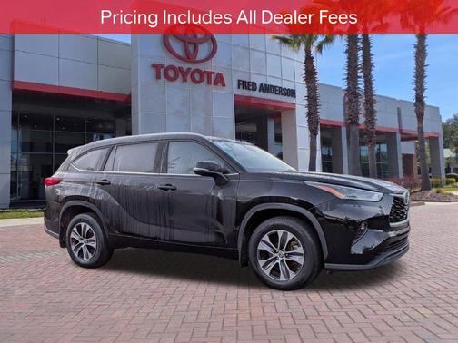 Midnight Black Metallic 2022 Toyota Highlander XLE