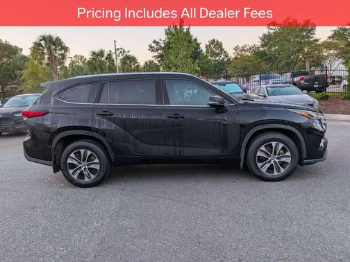 Midnight Black Metallic 2022 Toyota Highlander XLE