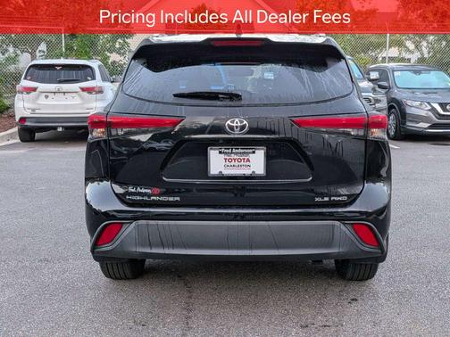 Midnight Black Metallic 2022 Toyota Highlander XLE