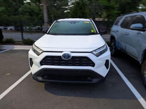 Ice Cap 2024 Toyota RAV4 Hybrid SE