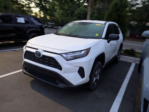 Ice Cap 2024 Toyota RAV4 Hybrid SE