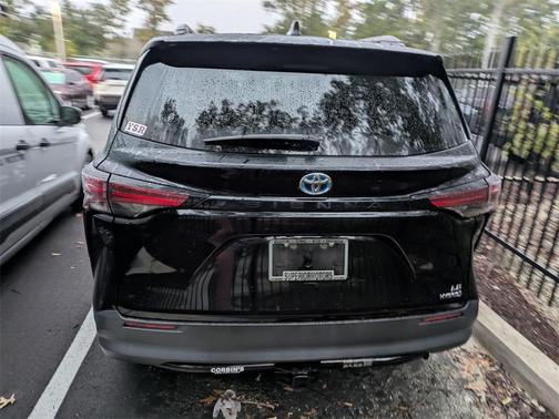 2022 Toyota Sienna LE