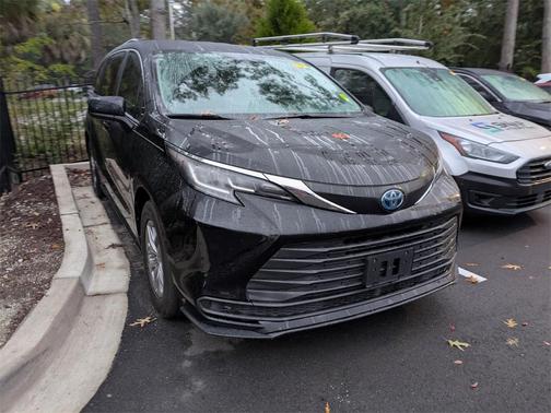 2022 Toyota Sienna LE
