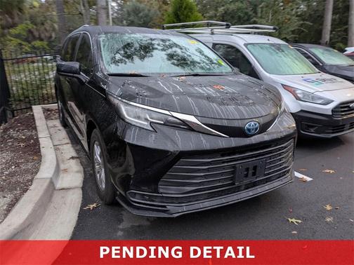 2022 Toyota Sienna LE