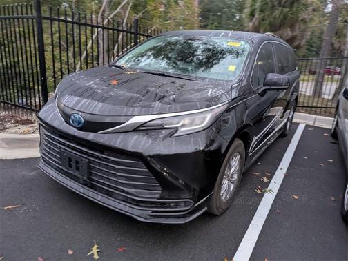 2022 Toyota Sienna LE