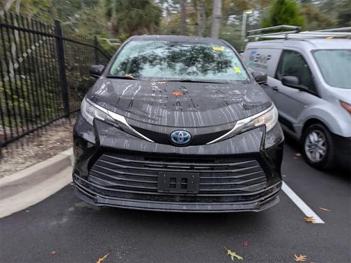 2022 Toyota Sienna LE