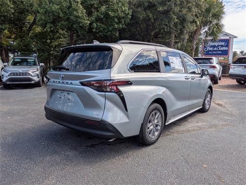 2025 Toyota Sienna XLE 8 Passenger