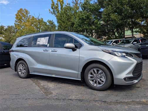 2025 Toyota Sienna XLE 8 Passenger