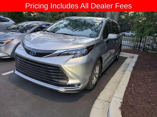 Celestial Silver Metallic 2024 Toyota Sienna XLE