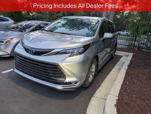Celestial Silver Metallic 2024 Toyota Sienna XLE