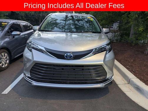 Celestial Silver Metallic 2024 Toyota Sienna XLE