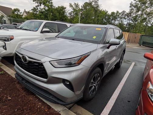 Celestial Silver Metallic 2021 Toyota Highlander XLE