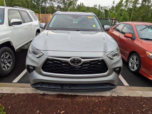 Celestial Silver Metallic 2021 Toyota Highlander XLE