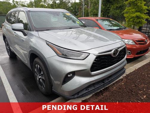 Celestial Silver Metallic 2021 Toyota Highlander XLE