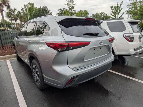 Celestial Silver Metallic 2021 Toyota Highlander XLE