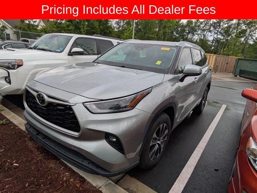 Celestial Silver Metallic 2021 Toyota Highlander XLE
