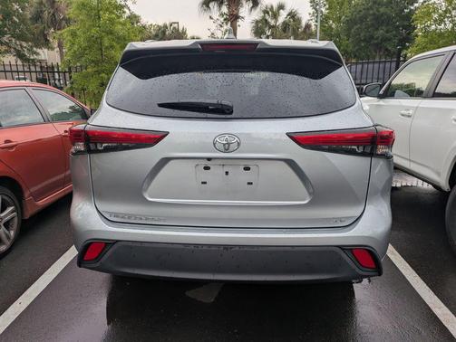 Celestial Silver Metallic 2021 Toyota Highlander XLE