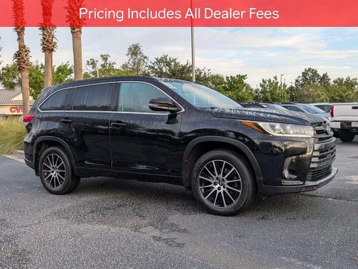 Midnight Black Metallic 2017 Toyota Highlander SE
